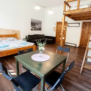 wow-wow-apartment.praguehotelsweb.com/